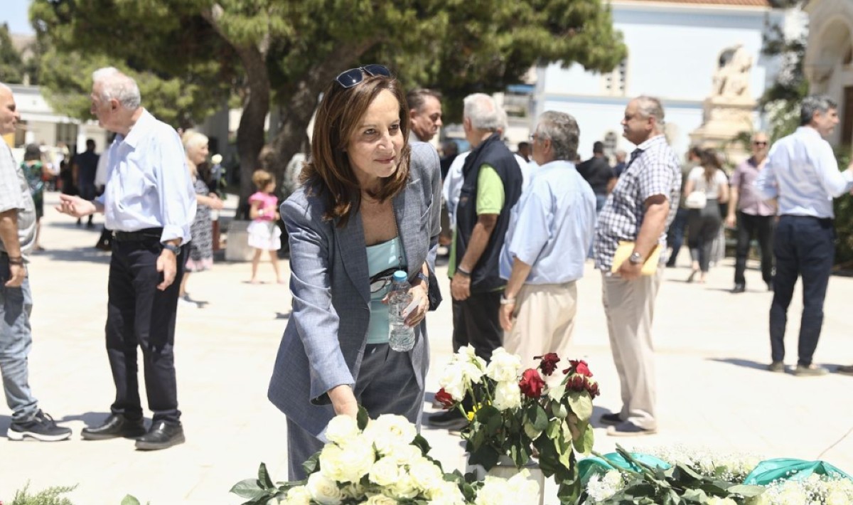 Η Άννα Διαμαντοπούλου στο μνημόσυνο