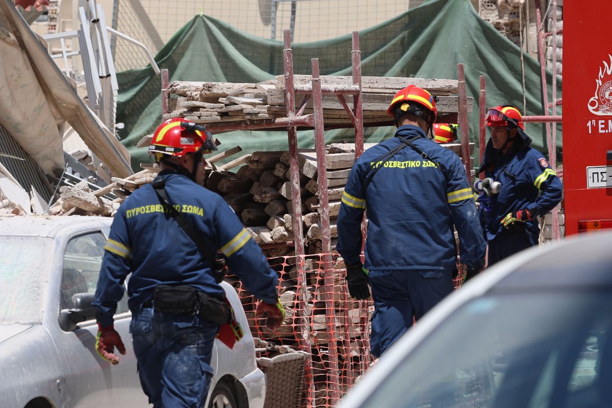 Πετράλωνα: 30 πυροσβέστες και η ΕΜΑΚ στα συντρίμμια μετά την κατάρρευση πολυκατοικίας