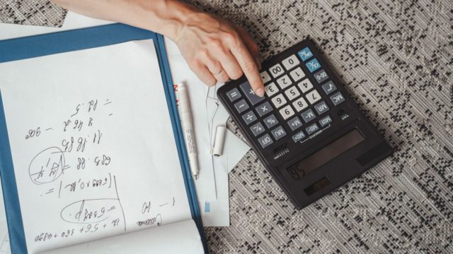 Ακατάσχετος λογαριασμός: Τι αλλάζει με το νέο όριο των 1.600€ και ποιοι κερδίζουν ανάσα