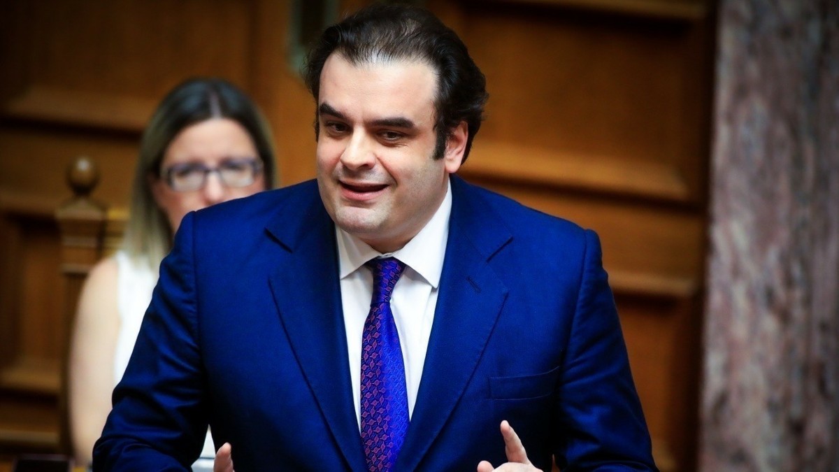 Αυξάνεται κατά 28% το ακατάσχετο όριο των τραπεζικών λογαριασμών – Οι ανακοινώσεις Πιερρακάκη στη Βουλή