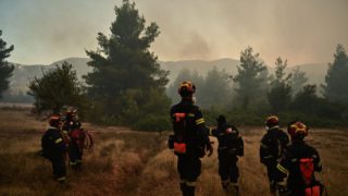 Δασοκομάντος καταγγέλλουν απειλές και πετροπόλεμο ενώ έδιναν μάχη με τις φλόγες