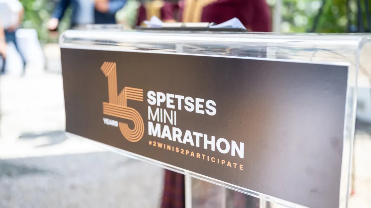 Το Spetses Mini Marathon γιορτάζει! 15 χρόνια Ιστορίας που άλλαξαν τον χάρτη του αθλητικού τουρισμού στην Ελλάδα