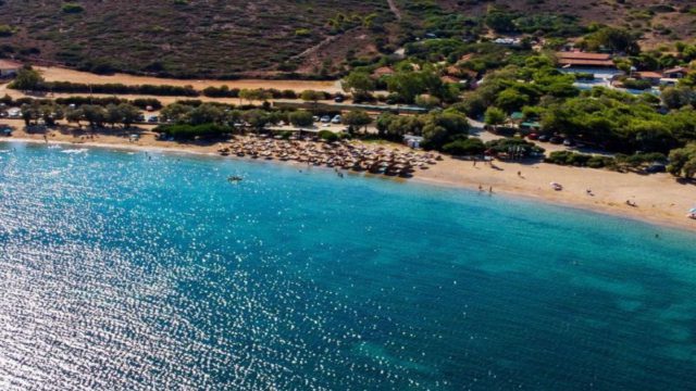 Το καλά κρυμμένο μυστικό της Αττικής: Η παραλία-έκπληξη όπου οι λουόμενοι βλέπουν αρχαία τείχη με μια απλή μάσκα!