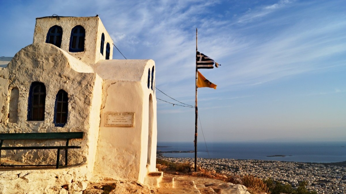 Το μικρό εκκλησάκι του Προφήτη Ηλία στη Γλυφάδα: Ένα ιστορικό στολίδι πάνω στον λόφο