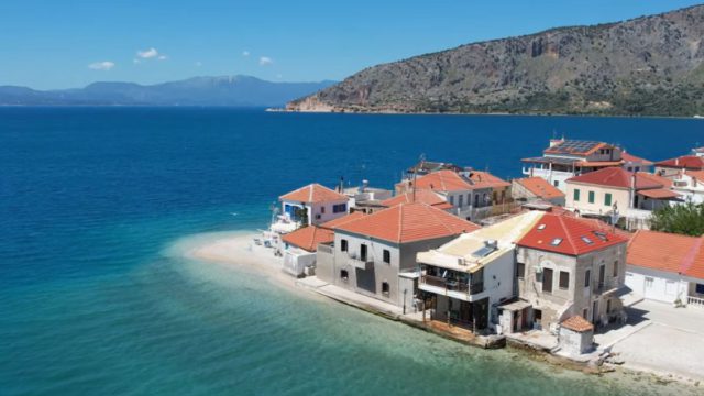 Ο άγνωστος «παράδεισος» που πας οδικώς από την Αθήνα – Σμαραγδένιες παραλίες χωρίς ξαπλώστρες και πολυκοσμία