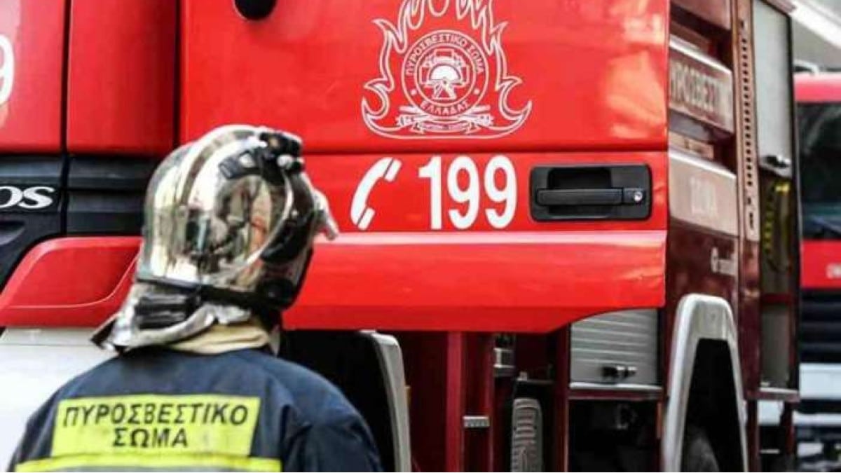 Φλόγες σε ναυπηγείο της Σαλαμίνας: 25 πυροσβέστες στη μάχη για να μην επεκταθεί η φωτιά