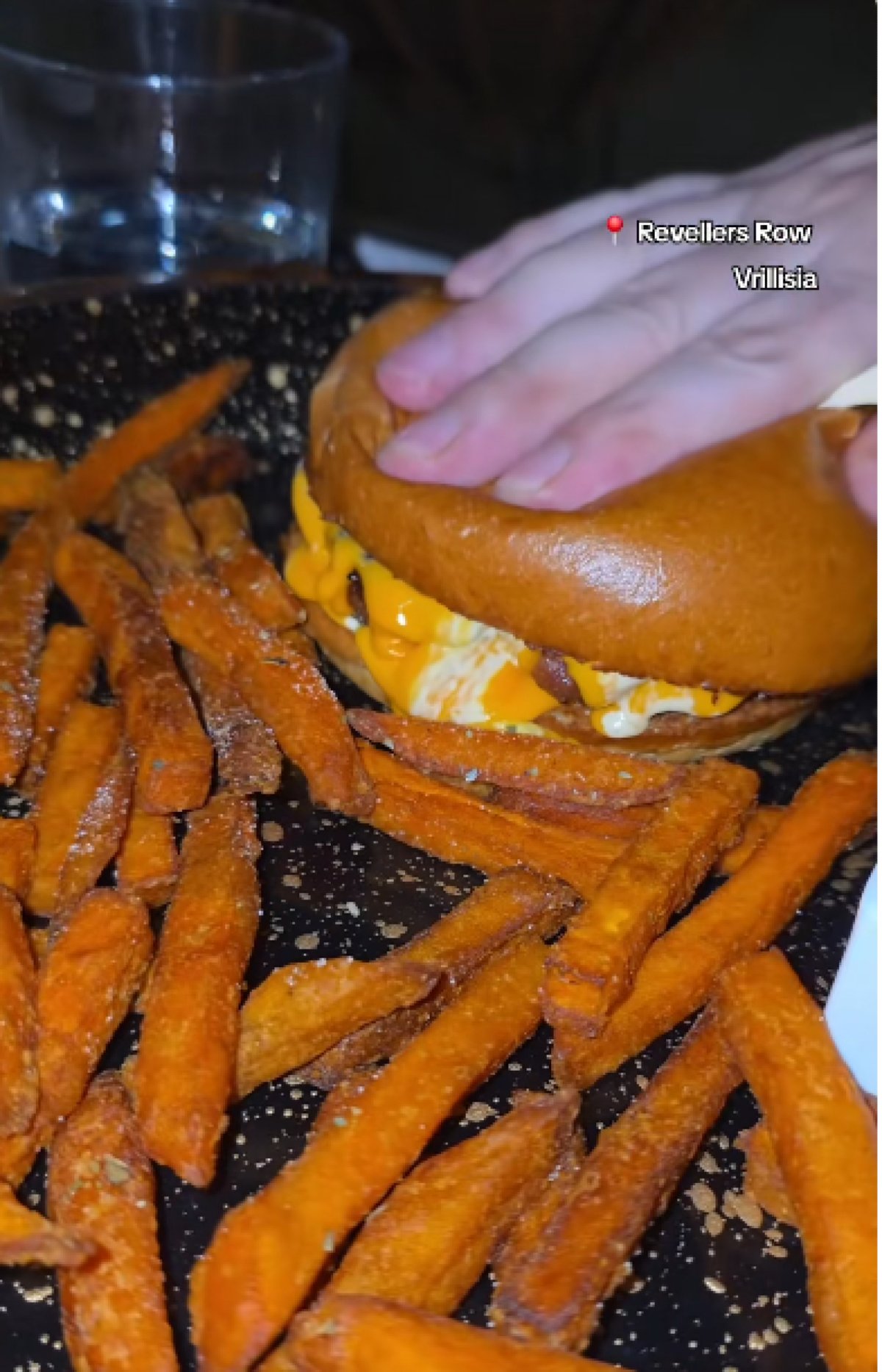 Burger από 100% μοσχαρίσιο μπιφτέκι, συνοδευόμενο από τραγανές γλυκοπατάτες