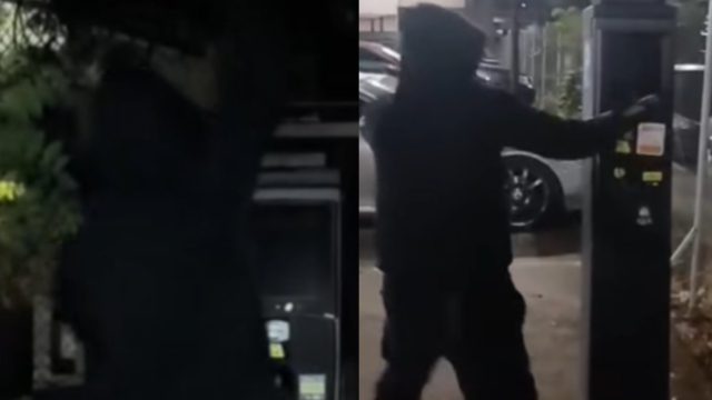 Ο Ρουβίκωνας στη Λάρισα βανδαλίζει μηχανήματα στάθμευσης δηλώνοντας πως «απελευθερώνει» τους χώρους για τους πολίτες!