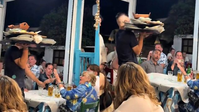 Σερβιτόρος σηκώνει τον δίσκο γεμάτο πιάτα και αποθεώνεται από τους πελάτες!