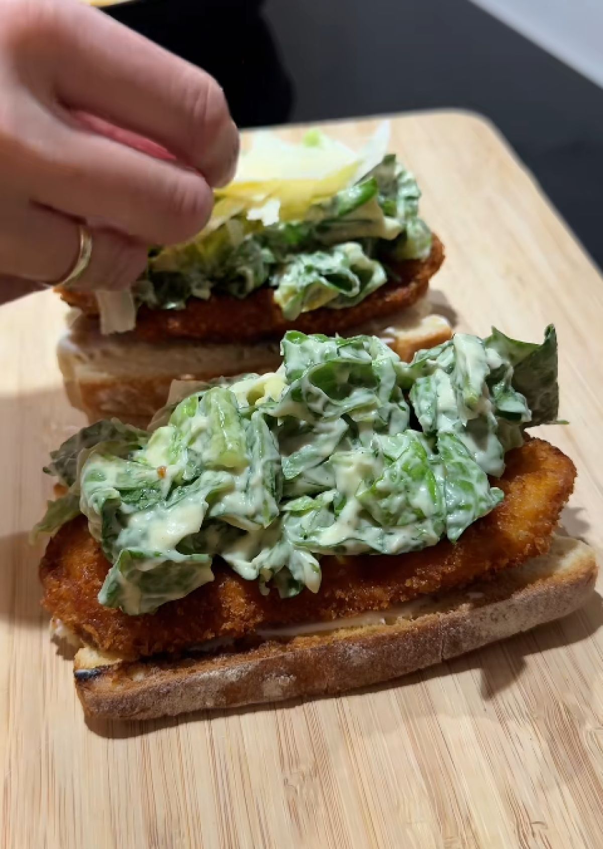 Το πιο λαχταριστό sandwich με τραγανό κοτόπουλο και «Caesar» σαλάτα – Θα το φτιάχνετε ξανά και ξανά