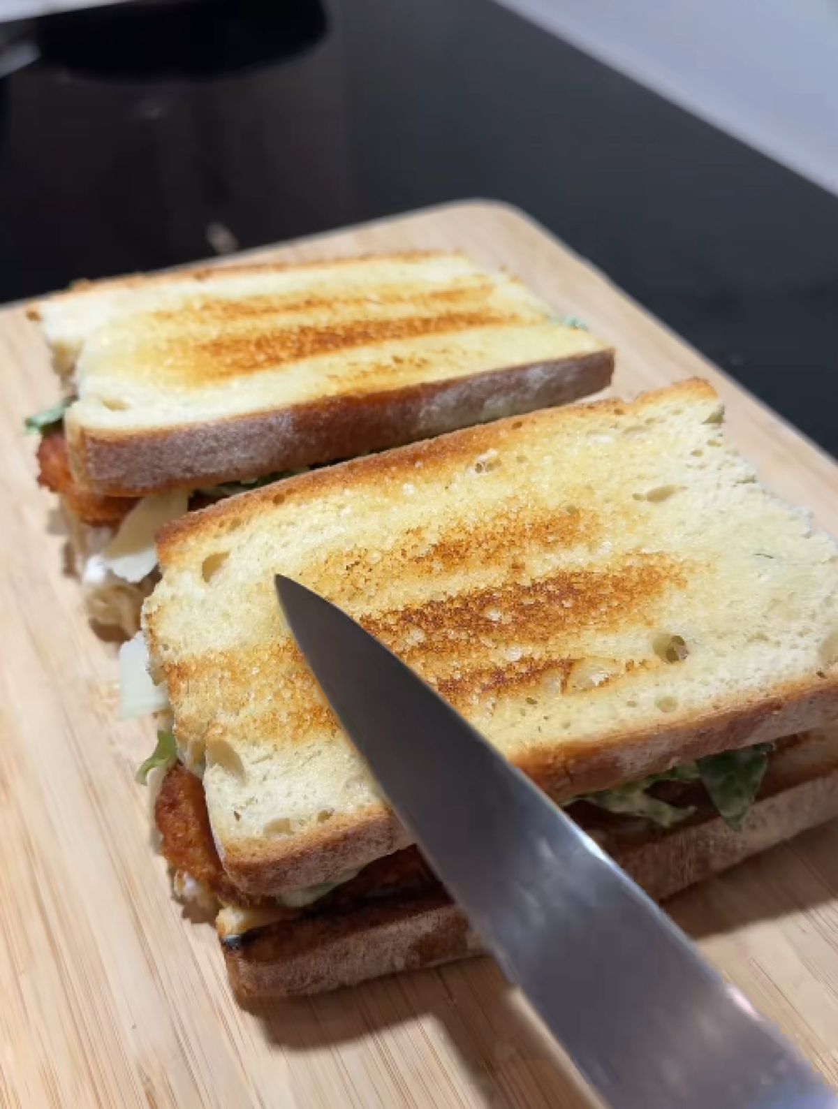 Ξεχάστε το delivery: Φτιάξτε το πιο νόστιμο sandwich με τραγανό κοτόπουλο στο σπίτι