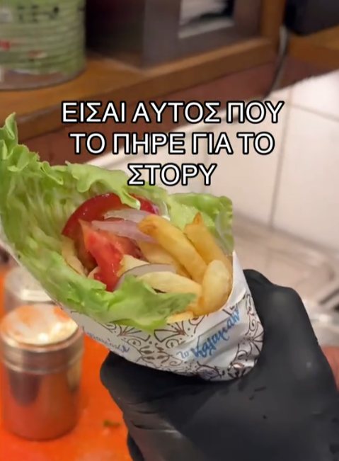 Το σουβλατζίδικο «Καλαμάκι» φέρνει την επανάσταση στο street food της Αθήνας, αντικαθιστώντας την κλασική πίστα με τραγανά φύλλα λάχανου.