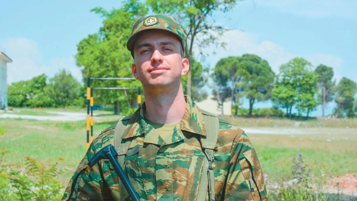 Νίκος Γκάτσης: 12 γιατροί και νοσηλευτές στο εδώλιο για τον θάνατο του 27χρονου στρατιώτη – «Ο γιος μου θα είχε σωθεί»
