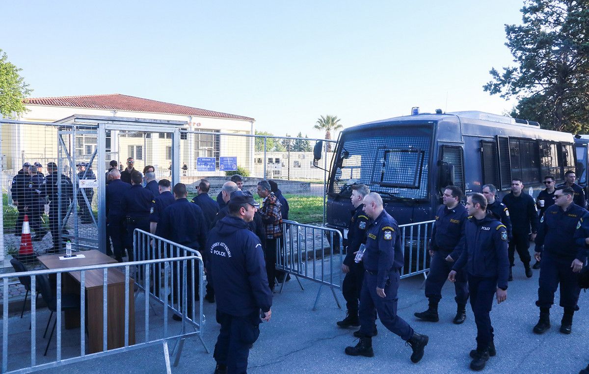 Τέμπη: Φωνές, διαμαρτυρίες και έντονοι διάλογοι μέσα στη δικαστική αίθουσα