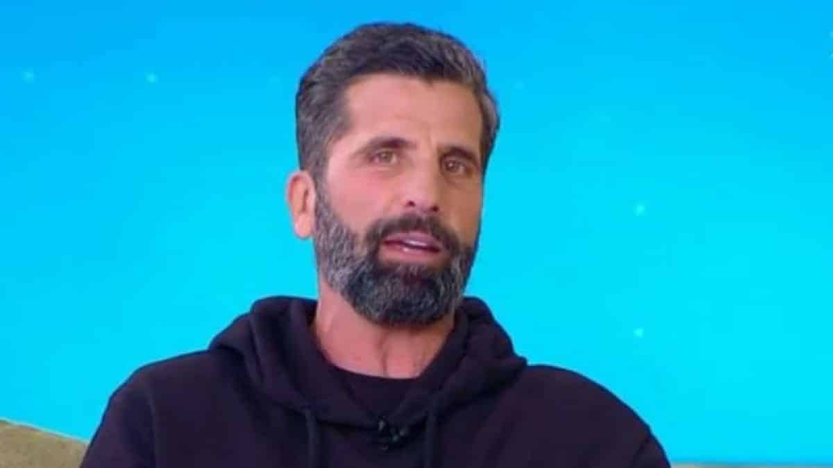 Η στιγμή που ο Θανάσης Βισκαδουράκης λύγισε on air – Τα δήθεν τεστ DNA και η απίστευτη αποκάλυψη