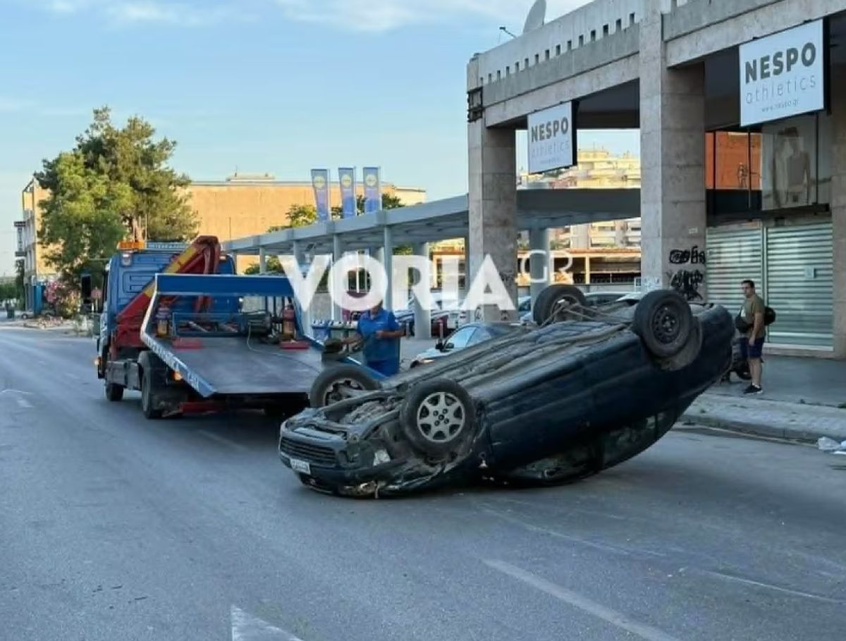 Θεσσαλονίκη: Η σφοδρή πρόσκρουση σε παρκαρισμένα ΙΧ κατέληξε σε ανατροπή