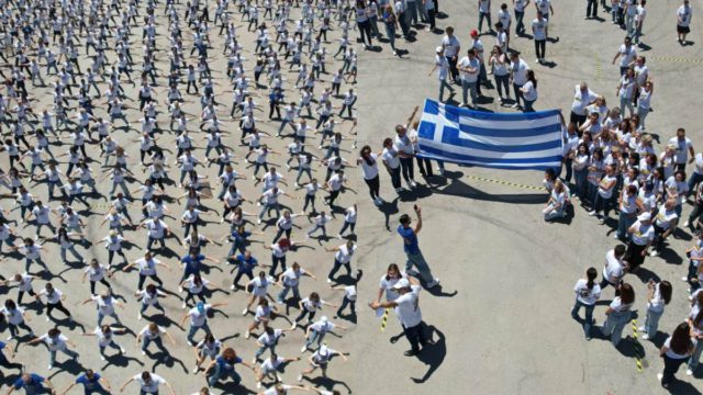 Υπέροχες στιγμές στην Θεσσαλονίκη: Στο ρεκόρ Γκίνες το ζεϊμπέκικο στην πλατεία Αριστοτέλους με 830 χορευτές – Δείτε βίντεο