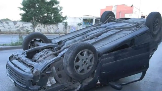 Αυτοκίνητο έγινε «σμπαράλια» μετά από σφοδρό τροχαίο στη Θεσσαλονίκη – Έπεσε σε παρκαρισμένα οχήματα και έχασε τον έλεγχο