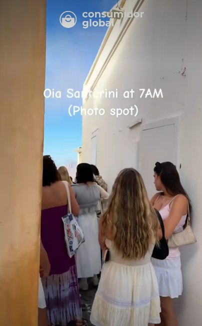 Η τουριστική φρενίτιδα χτυπά «κόκκινο» στην Οία, καθώς δεκάδες επισκέπτες σχηματίζουν αδιανόητες ουρές από τις 7 το πρωί
