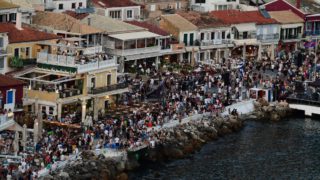 Οι διακοπές γίνονται άπιαστο όνειρο – Οι μισοί Έλληνες δεν θα φύγουν φέτος