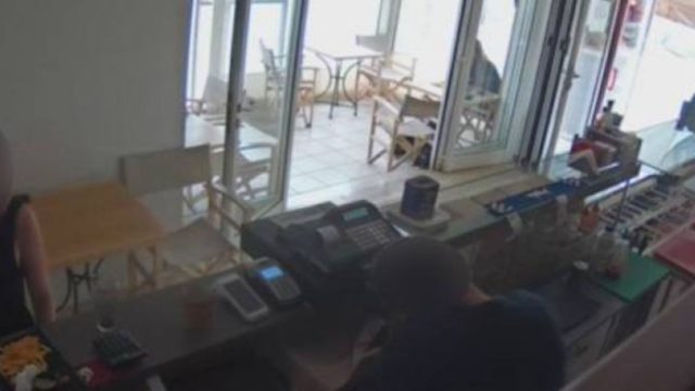 Σοκαριστικό περιστατικό στην Κρήτη: Τουρίστρια πήρε δίσκο με αποφάγια και τα έτρωγε! ( VIDEO)