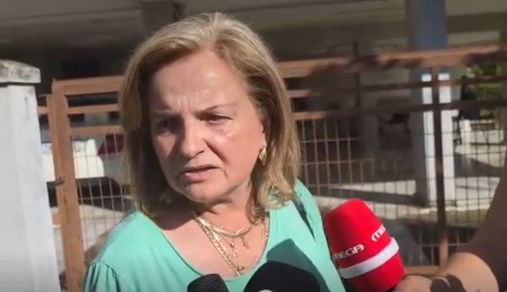Συγκλονίζει η μαρτυρία γειτόνισσας: «Άκουσα ένα δυνατό μπαμ! Σαν να έσκασε κάτι δίπλα μου… Βγαίνω έξω και τον βλέπω κάτω, μέσα στα αίματα»,