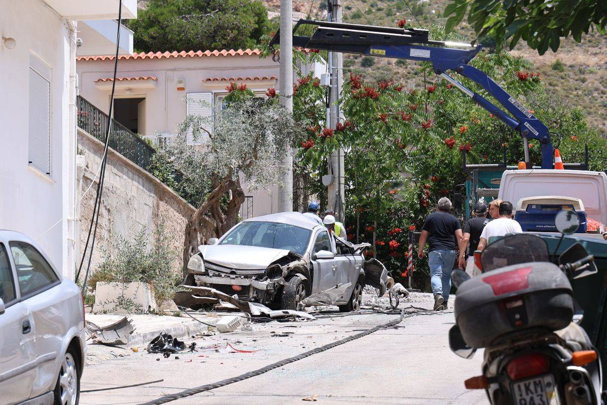 Ανεξέλεγκτο βαρύ όχημα γκρέμισε κολώνες και καρφώθηκε σε πολυκατοικία στην Ηλιούπολη