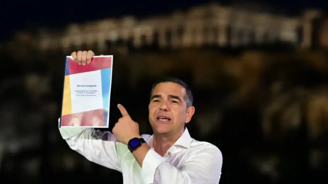 Μετωπική Τσίπρα για ΕΣΥ και Παιδεία: «Όχι στα pass και τα φιλοδωρήματα, αυξήσεις τώρα σε γιατρούς και εκπαιδευτικούς»