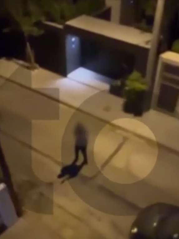 Σοκ προκαλεί το βίντεο ντοκουμέντο με τον δράστη να σπάει με σίδερα την είσοδο της κατοικίας ενός ζευγαριού στο Χαλάνδρι.