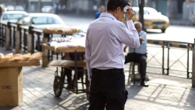 Καύσωνας: Πώς επηρεάζει η ζέστη τον εγκέφαλο και την ψυχολογία μας;