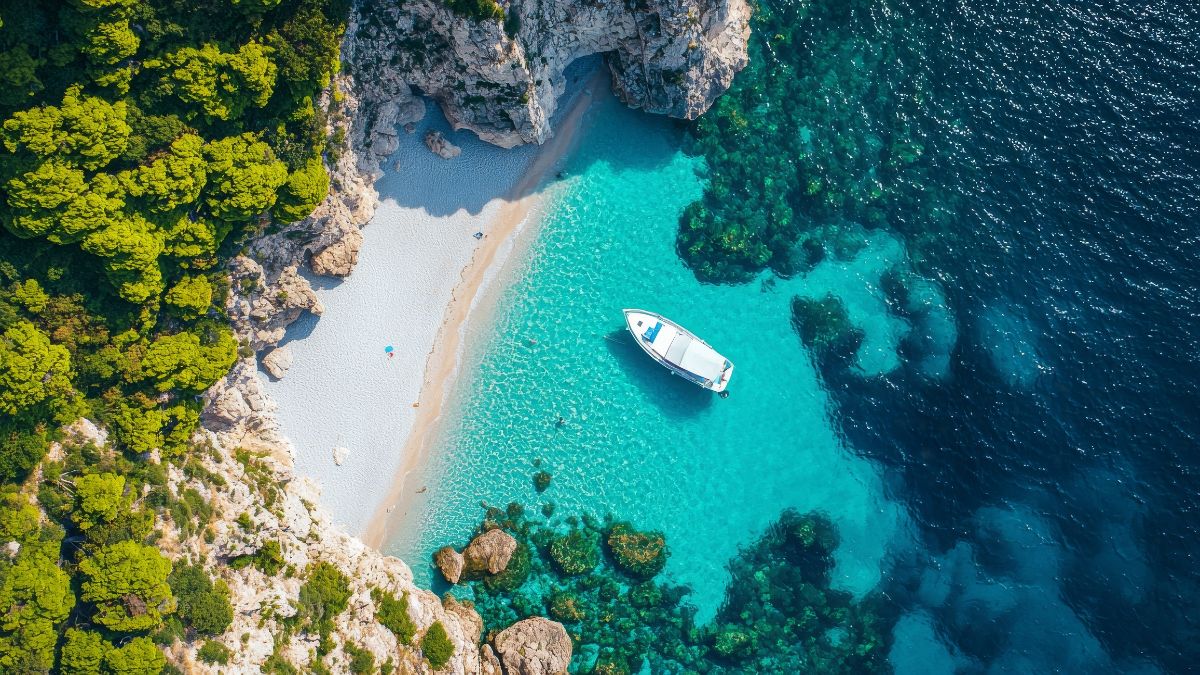 6 ελληνικές παραλίες που δεν μοιάζουν αληθινές