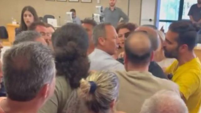 Ένταση χωρίς προηγούμενο στην Ηλιούπολη – Αντιδήμαρχοι και σύμβουλοι στα χέρια
