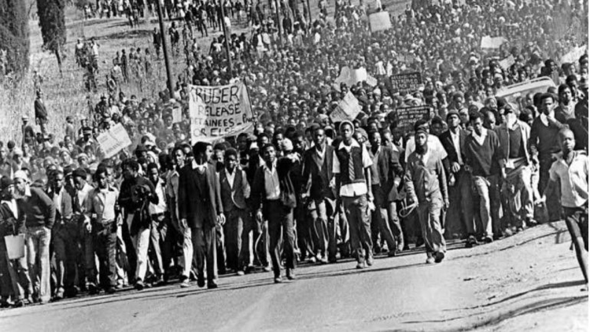 Σαν σήμερα, 16 Ιουνίου του 1976 το μακελειό στο Σοβέτο: Η αιματηρή εξέγερση των μαθητών που λύγισε το απαρτχάιντ και η φωτογραφία-σοκ που συγκλόνισε τον πλανήτη!