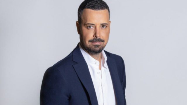 Πέτρος Κουσουλός: «Όσοι ασχολούμαστε με την τηλεόραση είμαστε διεστραμμένοι…» – Για ποιον χτύπησε την καμπάνα;