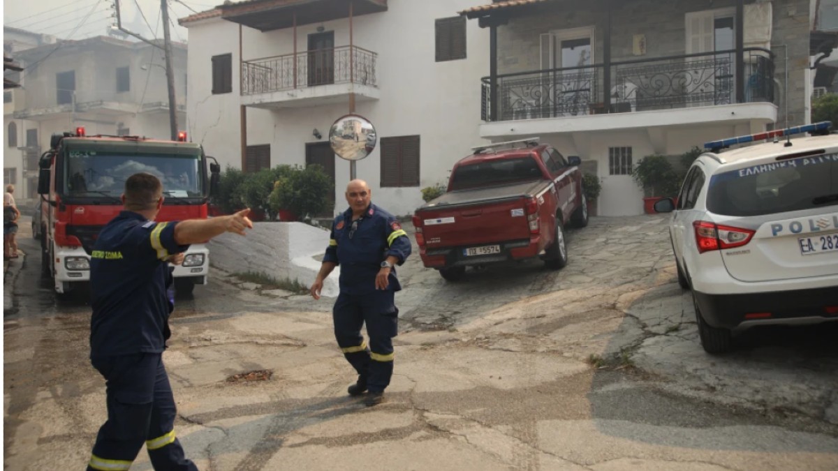 Φρίκη στο Θεσσαλονίκη: Σορός αγνώστων στοιχείων εντοπίστηκε μέσα στη φωτιά στο Δερβένι – Η πυρκαγιά πλησιάζει σπίτια