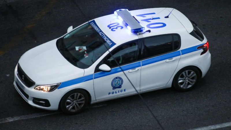 Ταινία δράσης στην Αττική: Καταδίωξη από τα Μέγαρα έληξε με σύγκρουση σε σχολικό