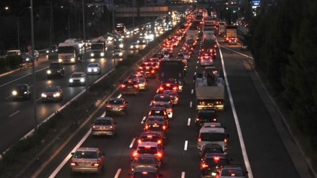Αθηνών–Κορίνθου: Τροχαίο στα Μέγαρα στο 38,8 χλμ – Προβλήματα στην επιστροφή των εκδρομέων του Αγίου Πνεύματος
