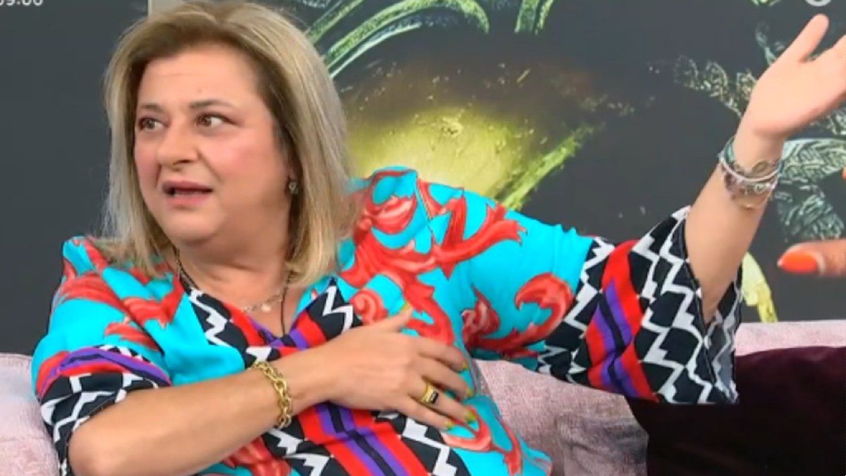 Ελισάβετ Κωνσταντινίδου: «Πάγωσε» on air στην ΕΡΤ – «Παιδιά, είναι πολύ προσωπικές φωτογραφίες!»
