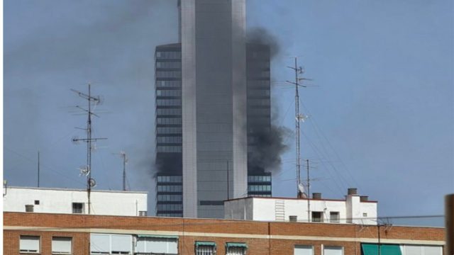 Θρίλερ με τέσσερις εγκλωβισμένους σε φλεγόμενο ουρανοξύστη στη Μαδρίτη – Δείτε τα συγκλονιστικά βίντεο