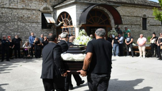 Σπαραγμός στα Ιωάννινα για τον Μάριο Οικονόμου – Κλίμα οδύνης στην κηδεία του 33χρονου