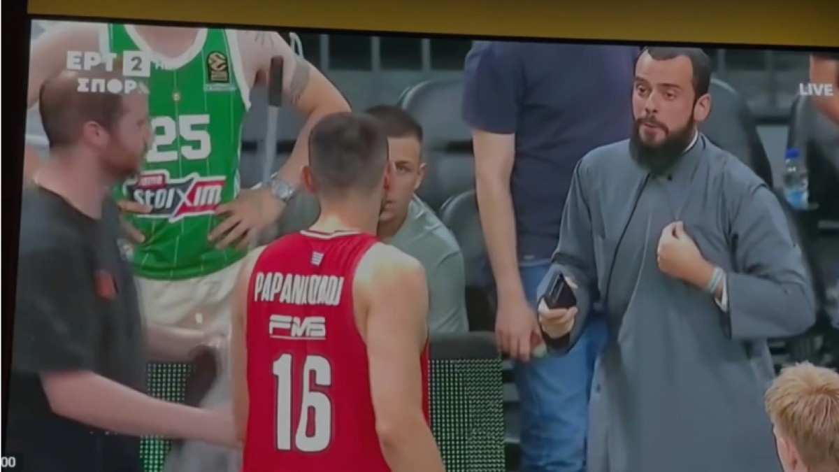 Επικό σκηνικό στο ΟΑΚΑ! Ιερέας ζήτησε από τον Παπανικολάου την φανέλα του!