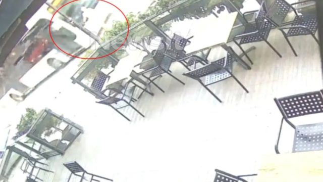 Θεσσαλονίκη: Σοκαριστικό βίντεο ντοκουμέντο από την παράσυρση της 24χρονης από λεωφορείο – Νοσηλεύεται στο «Παπαγεωργίου»