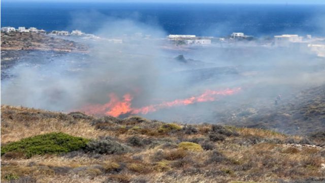 Συναγερμός στη Σύρο: Φωτιά κοντά σε κατοικημένες περιοχές – Μήνυμα 112 για εκκένωση προς Ερμούπολη