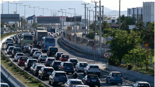 Χάος στην Αττική Οδό μετά από καραμπόλα με τρία οχήματα – Δείτε πού υπάρχουν καθυστερήσεις
