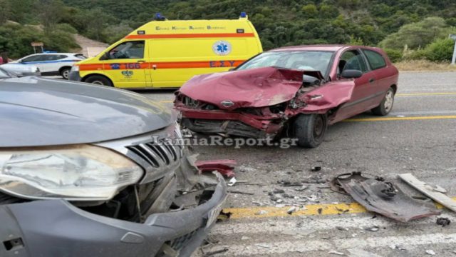 Τροχαίο-σοκ στις Θερμοπύλες – Οδηγός πέρασε στο αντίθετο ρεύμα και συγκρούστηκε με αντίστοιχο ΙΧ
