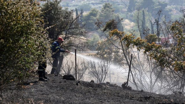 Μεγάλη φωτιά τώρα στην Κορινθία: Εκκενώνονται Φιλοθέη και Θυμαριώνα – Ήχησε δύο φορές το 112