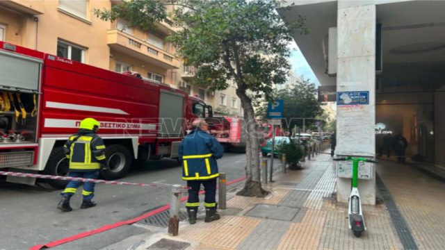 Φωτιά στο Κολωνάκι – Διακοπή κυκλοφορίας και μεγάλη κινητοποίηση της Πυροσβεστικής