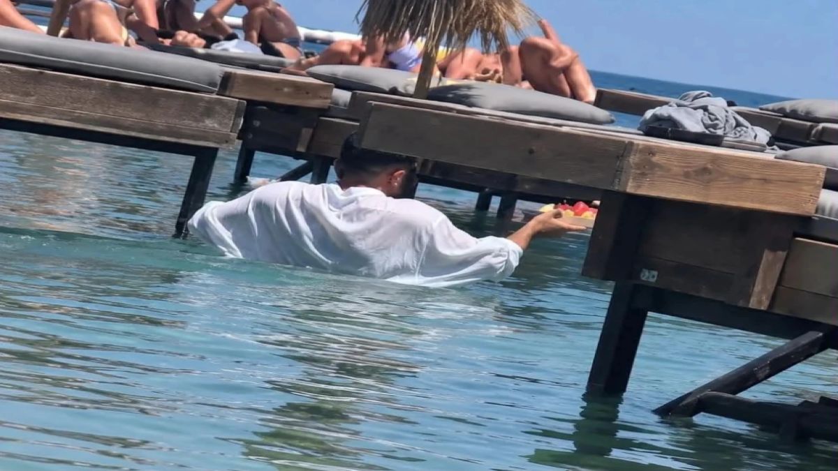 Beach bar στην Πάρο στο επίκεντρο μετά από βίντεο με σερβιτόρους στη θάλασσα