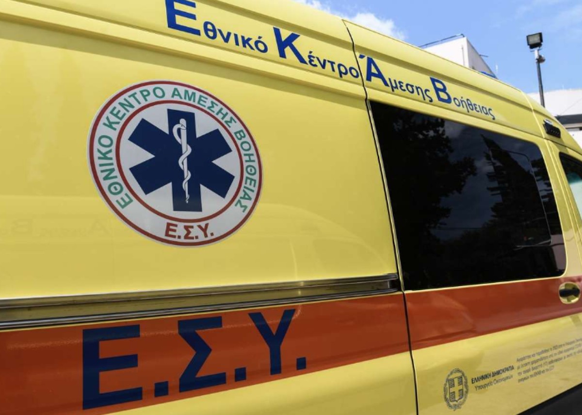 Η μοτοσικλέτα που οδηγούσε ο πατέρας της 15χρονης, με συνεπιβάτιδα την ίδια, συγκρούστηκε υπό συνθήκες που διερευνώνται, με απορριμματοφόρο