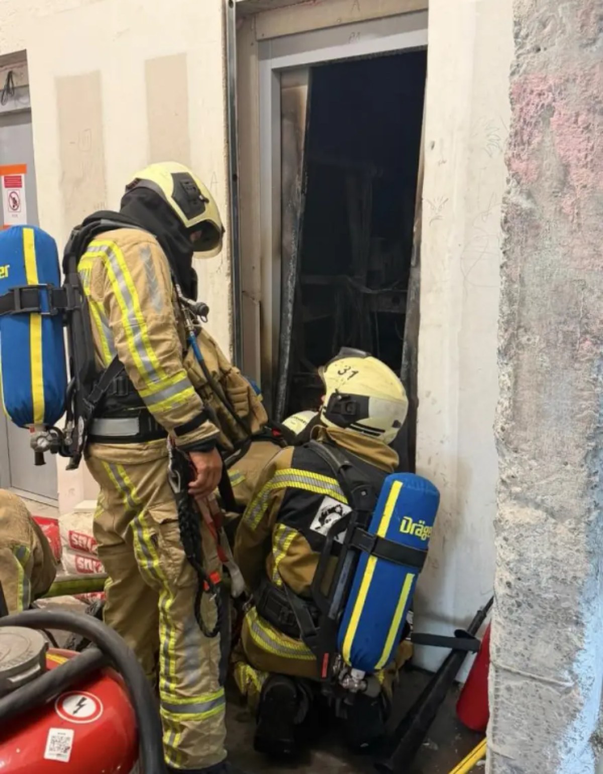 Η πυρκαγιά εκδηλώθηκε λίγο πριν από τις 08:00 τοπική ώρα στον δεύτερο όροφο του υπό ανακαίνιση κτιρίου